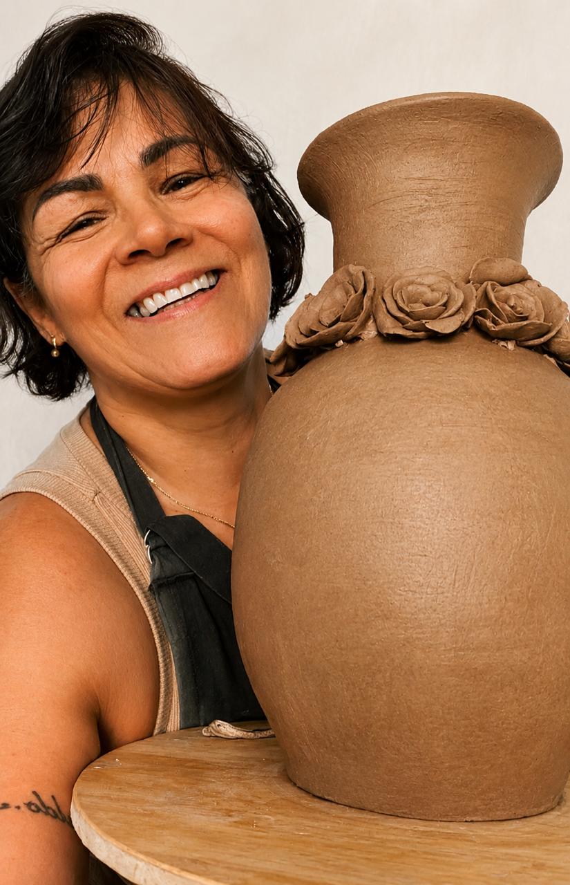 Ângela Feitosa em seu ateliê de cerâmica