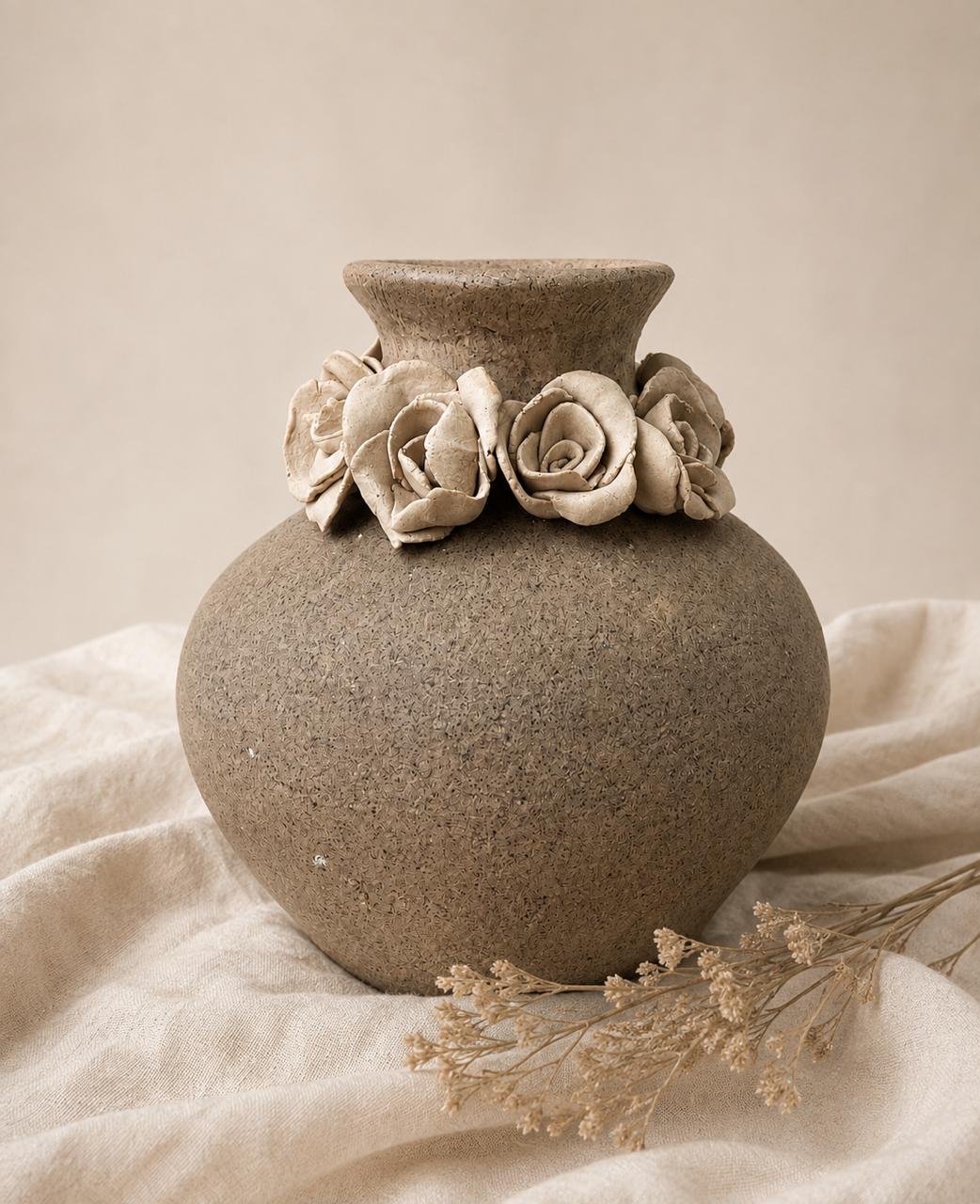 Vaso de cerâmica artesanal em tons de terra